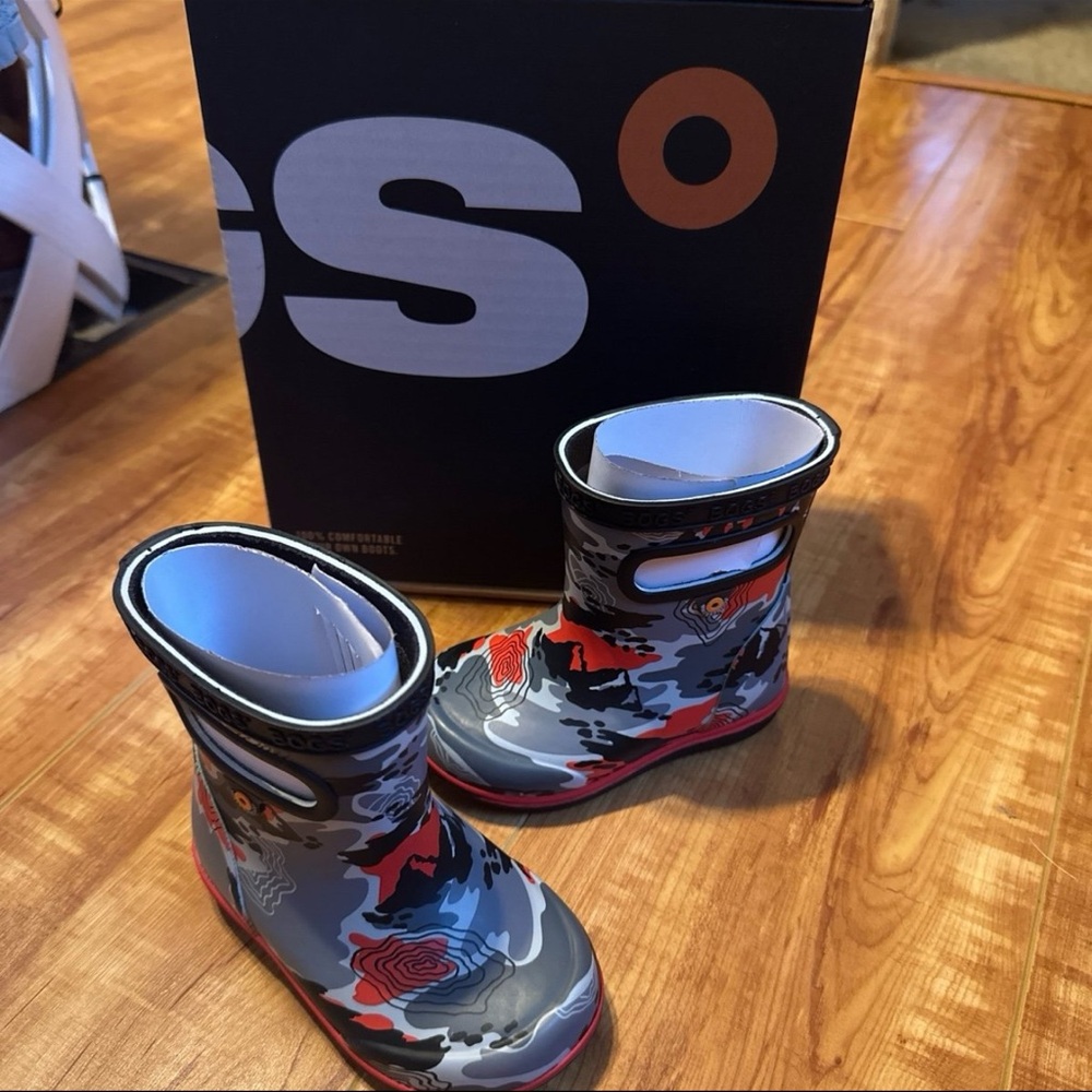 Bogs Kids' Red and Gray Camouflage Rain Boots